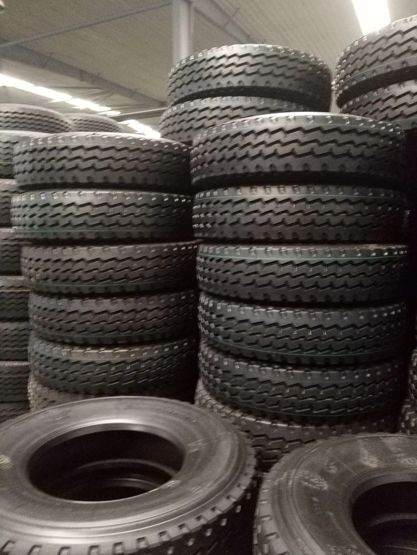 Tire for Cars China 215 265 17 Truck in 70r15 217 70 16 E 125/65-12 Racing 20 Inch All Season 225 45 305 45r22 55r18 Car Tires