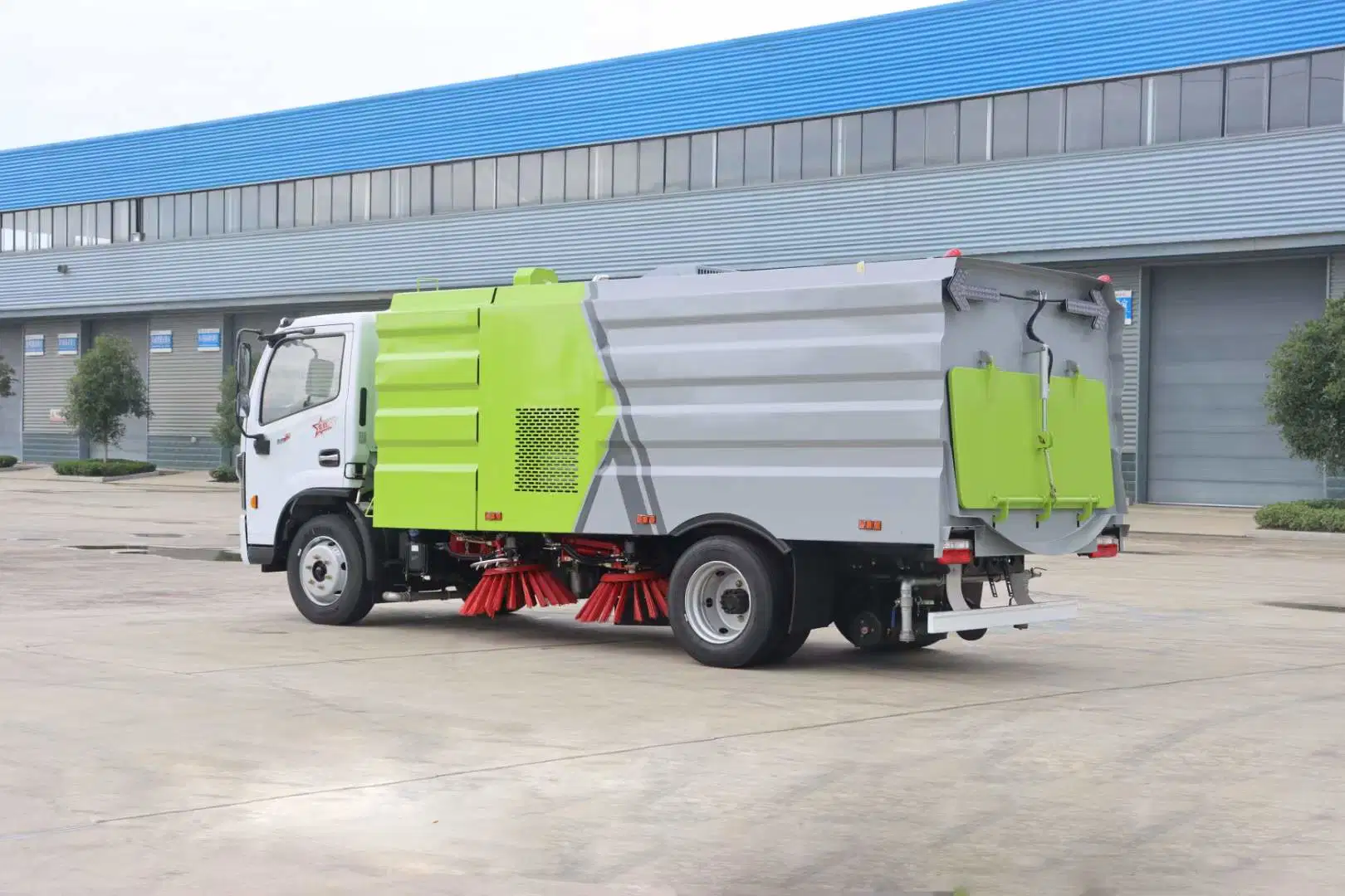 Dongfeng 120p 130HP 4000litre réservoir d'eau Road Sweeper chariot avec la pompe haute pression 5 de la GAC pétrolier à ordures