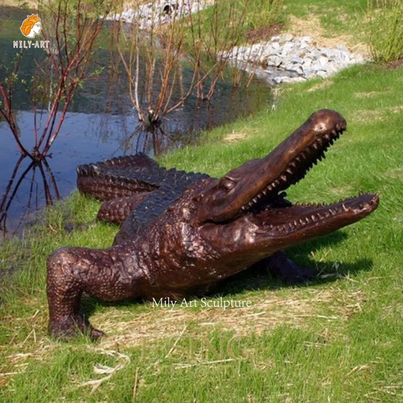 Outdoor Metal Animal Giant Bronze Life Size Sculpture Golden Crocodile Statue Art