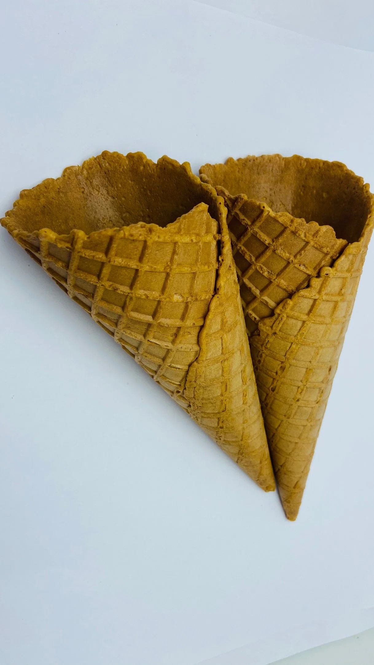 Jumbo 23&deg; Edible Conventional Wheat Flavor Long Ice Cream Cone Waffle Cone