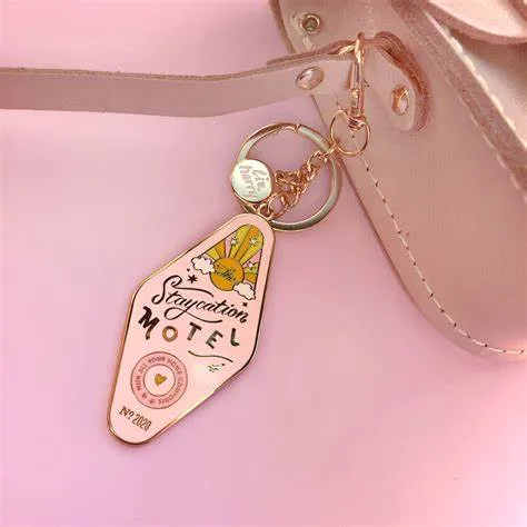 China Manufacturer Personalized Hotel Keychains Soft Enamel Motel Keychain Custom