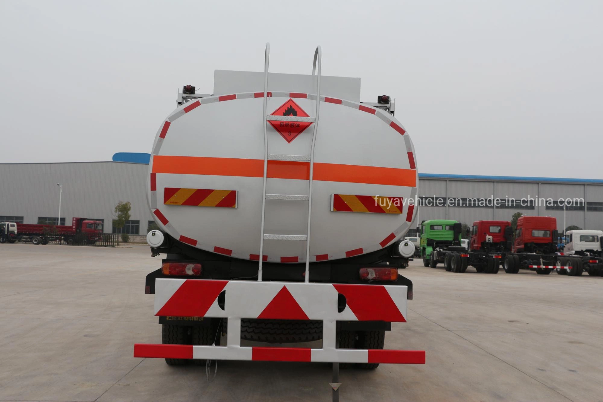 Precio barato Dongfeng 4X2 8m3 10m3 12m3 15m3 depósito de combustible Camiones en stock