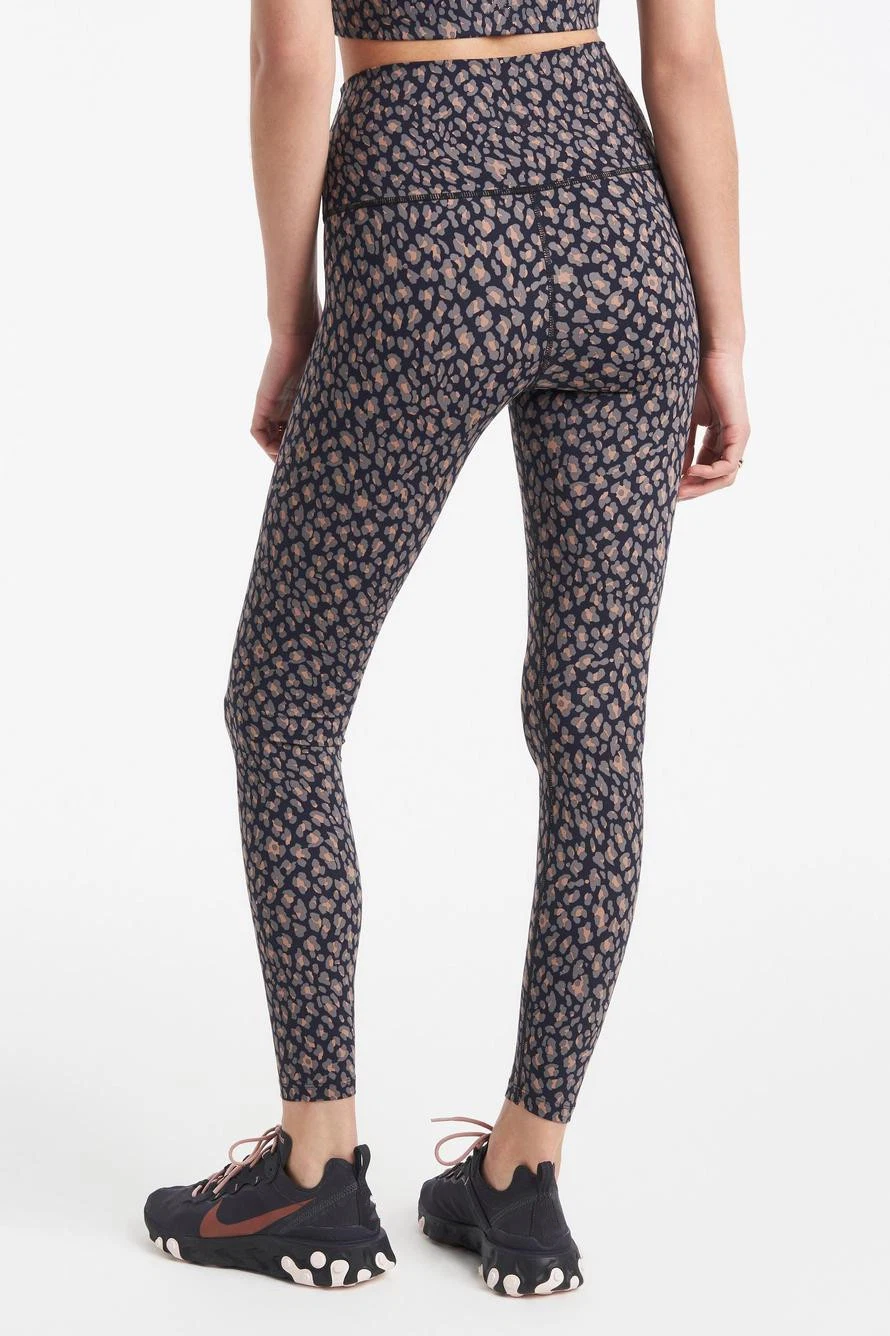 Women`S Sports Wear Leggings Pants Features a 7/8 Silhouette with a Pattern of Nightfall Cheetah