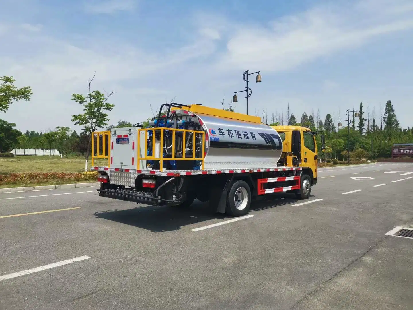 Dongfeng 6000L/8000L Distribuidor de asfalto camión cisterna el mantenimiento de carreteras de asfalto de la carretilla elevadora a la venta de pulverización