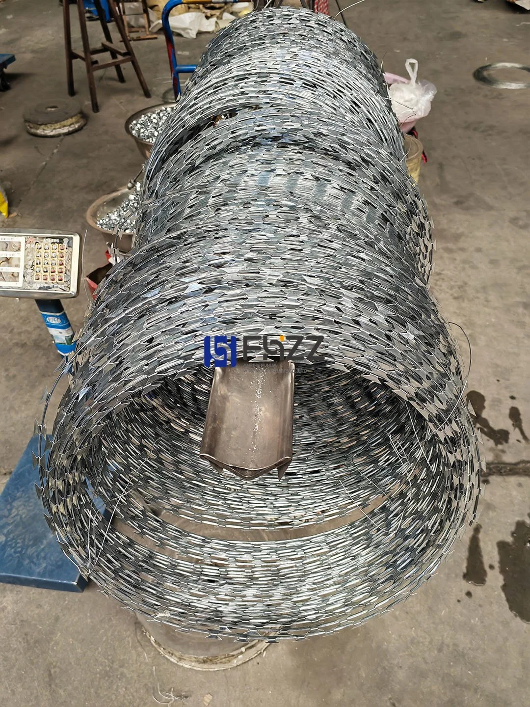 Very Bright Silver Galvanized Cross Type Razor Barbed Wire Bto-22 450mm&times; 90clips with 5line Clips