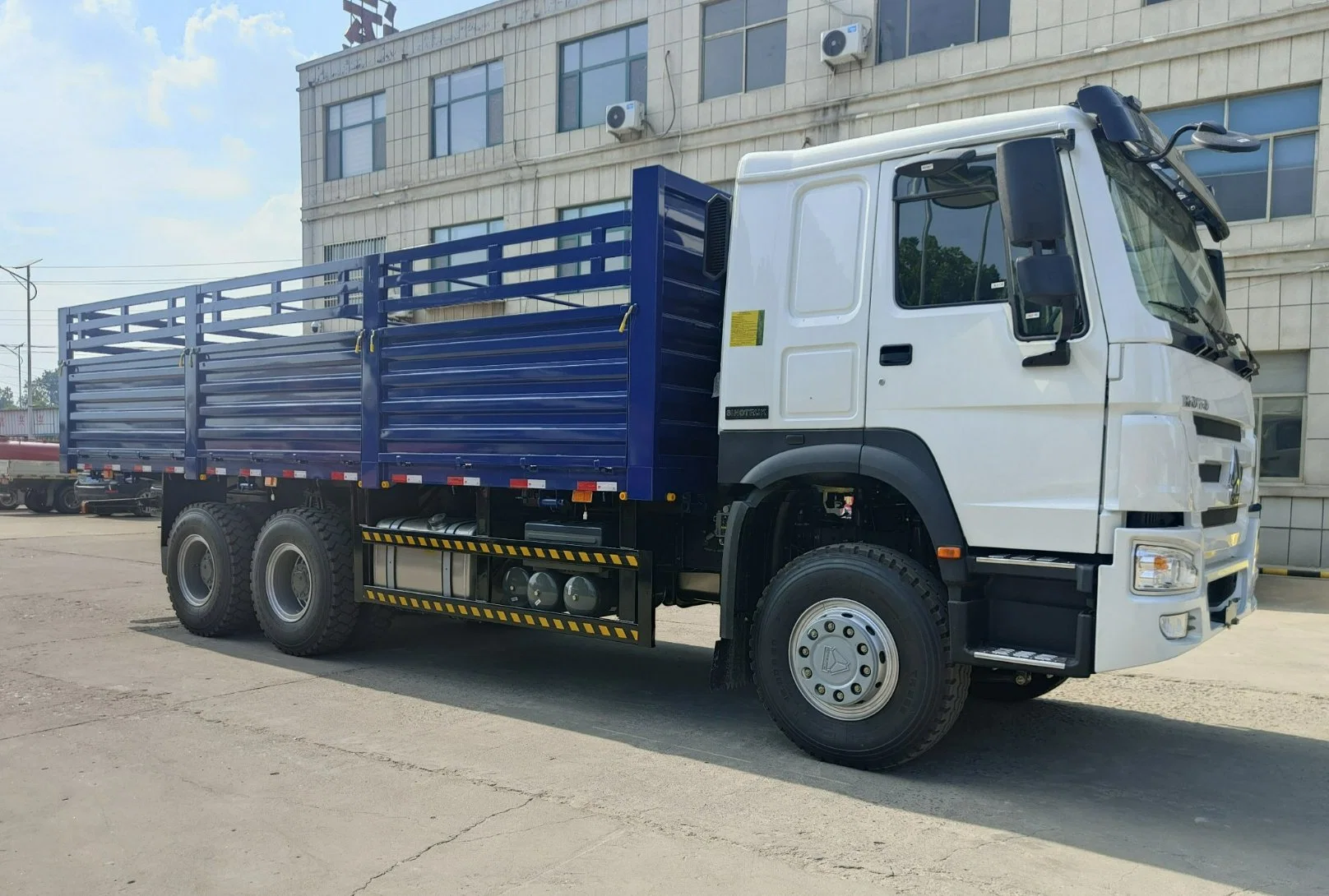 Panneau latéral de 70 tonnes de SinoTruck HOWO, neuf et utilisé Chariot utilitaire à clôture avec barre d'attelage de remorque complète pour Marché éthiopien