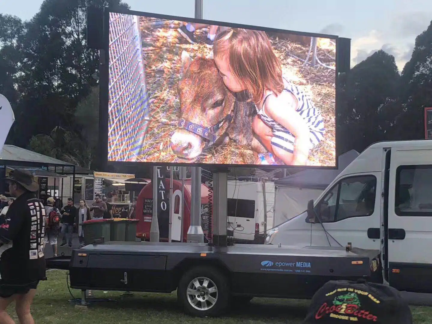 P6.25 Outdoor Advertising Full Color Video LED Display Trailer with Hight Brightness