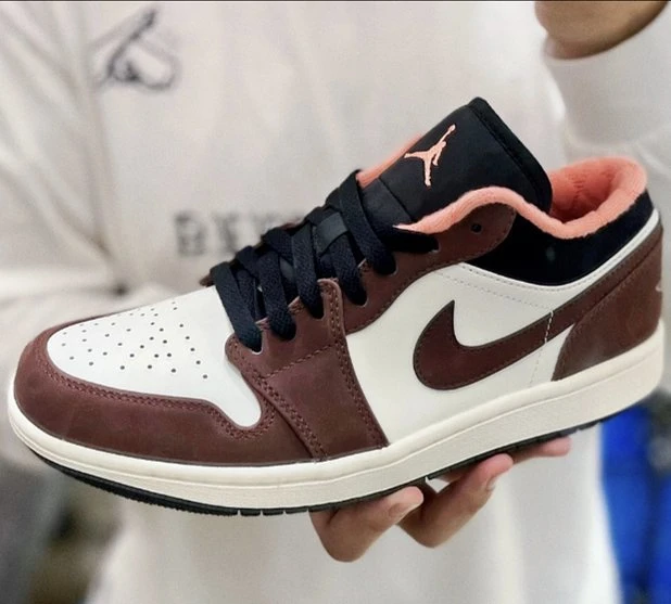 Mulheres Tênis Nike Air Jordan 1 Low para atividades ao ar livre.