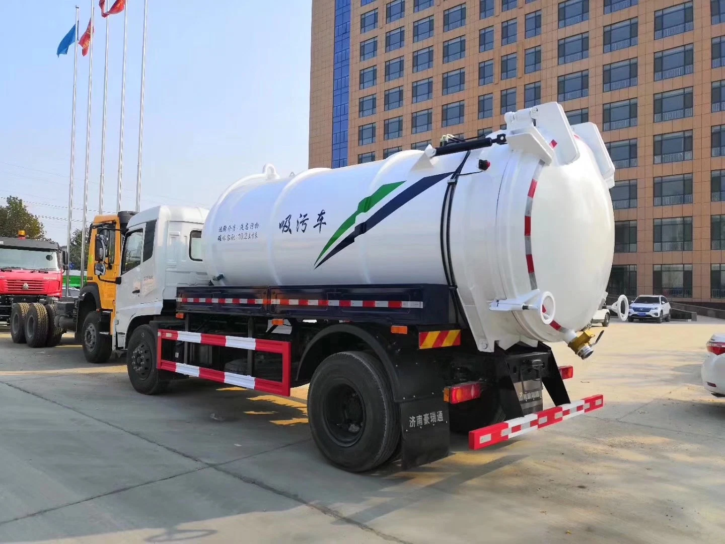 Dongfeng 4X2 10m3 12000 Liter High Pressure Vacuum Suction Truck Price