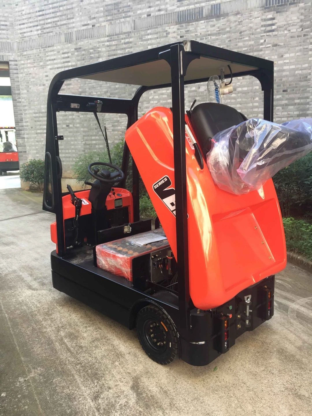 Redlift Seated Tow Tractor Heavy Electric Tractor with AC Power and CE ISO Certification for Sale