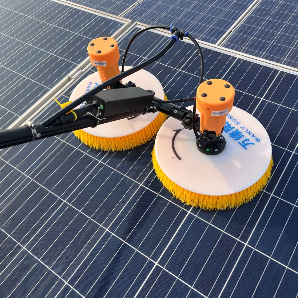 Equipement de nettoyage de panneau solaire à tige télescopique en alliage d'aluminium de 5.5 M. Brosse de nettoyage pour panneau solaire rotatif à pôle alimenté en eau Lithium Power