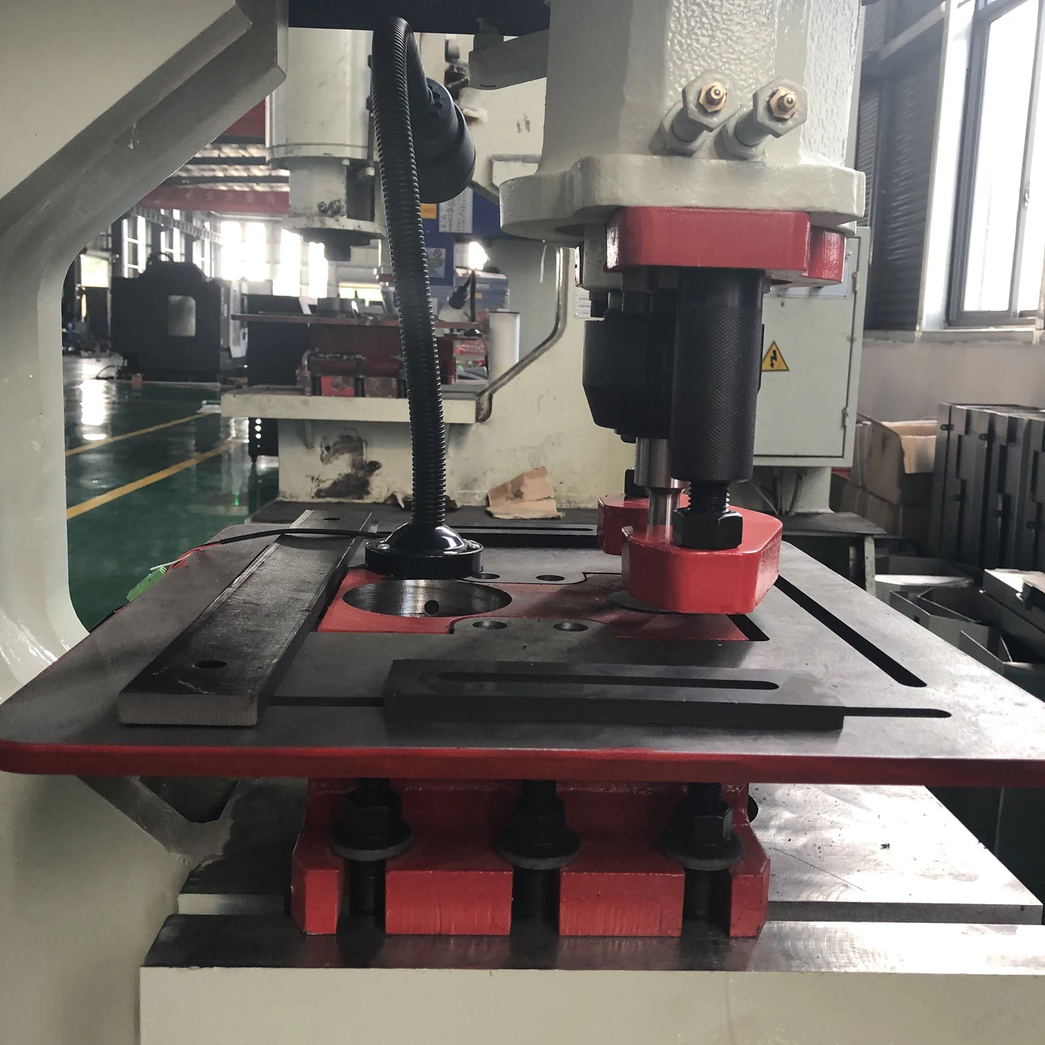 Iron Worker Q20y for Punching and Cutting Functions Iron Worker Hydraulic Iron Worker