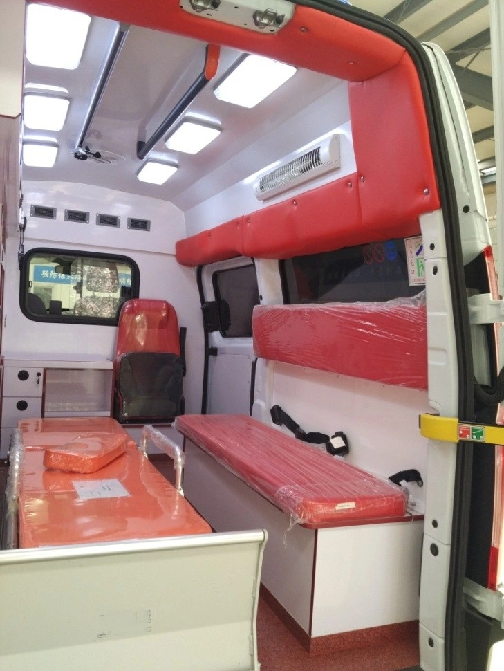 Paciente del Hospital de ambulancias de transporte con un simple equipo médico