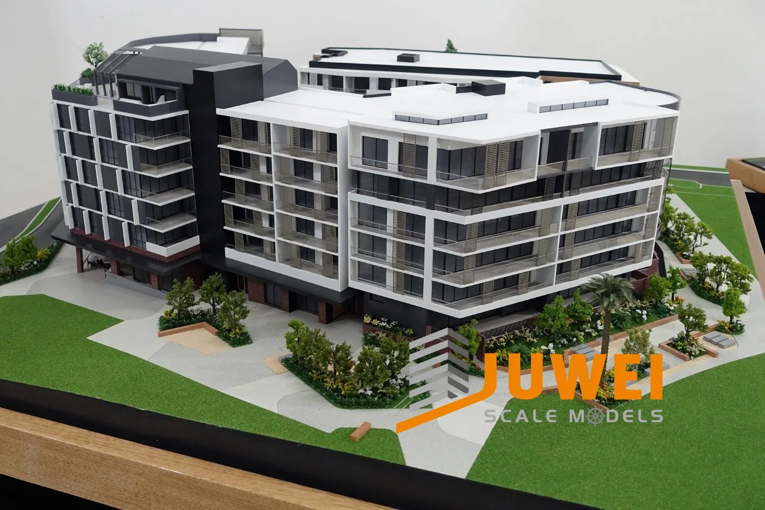 Architectural Scale Model Builder of Commercial Building with Wooden Base (JW-73)