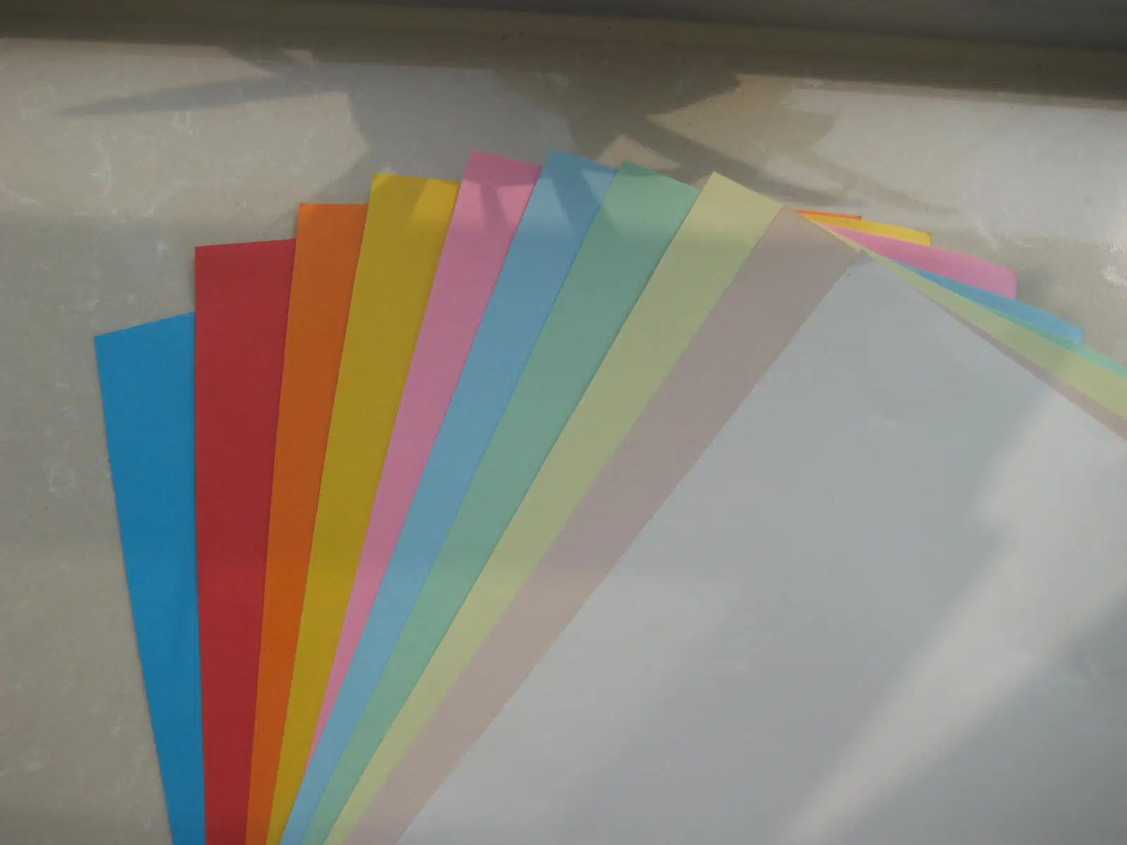 Papier A4 colorés pour l'artisanat dans la classe de l'école