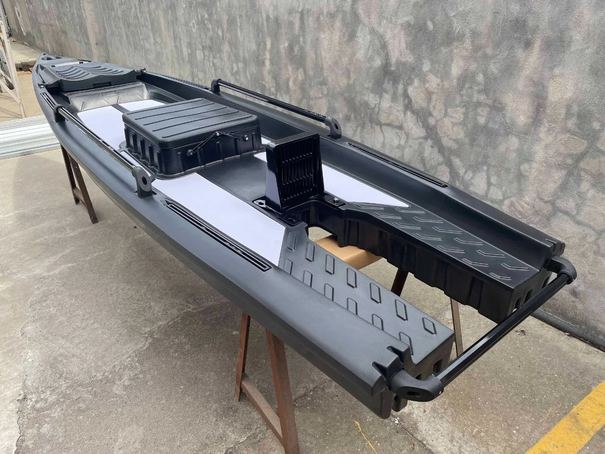 Nueva llegada 13ft 4m Rotomolded plástico solo Skiff barcos de pesca Kayak motorizado