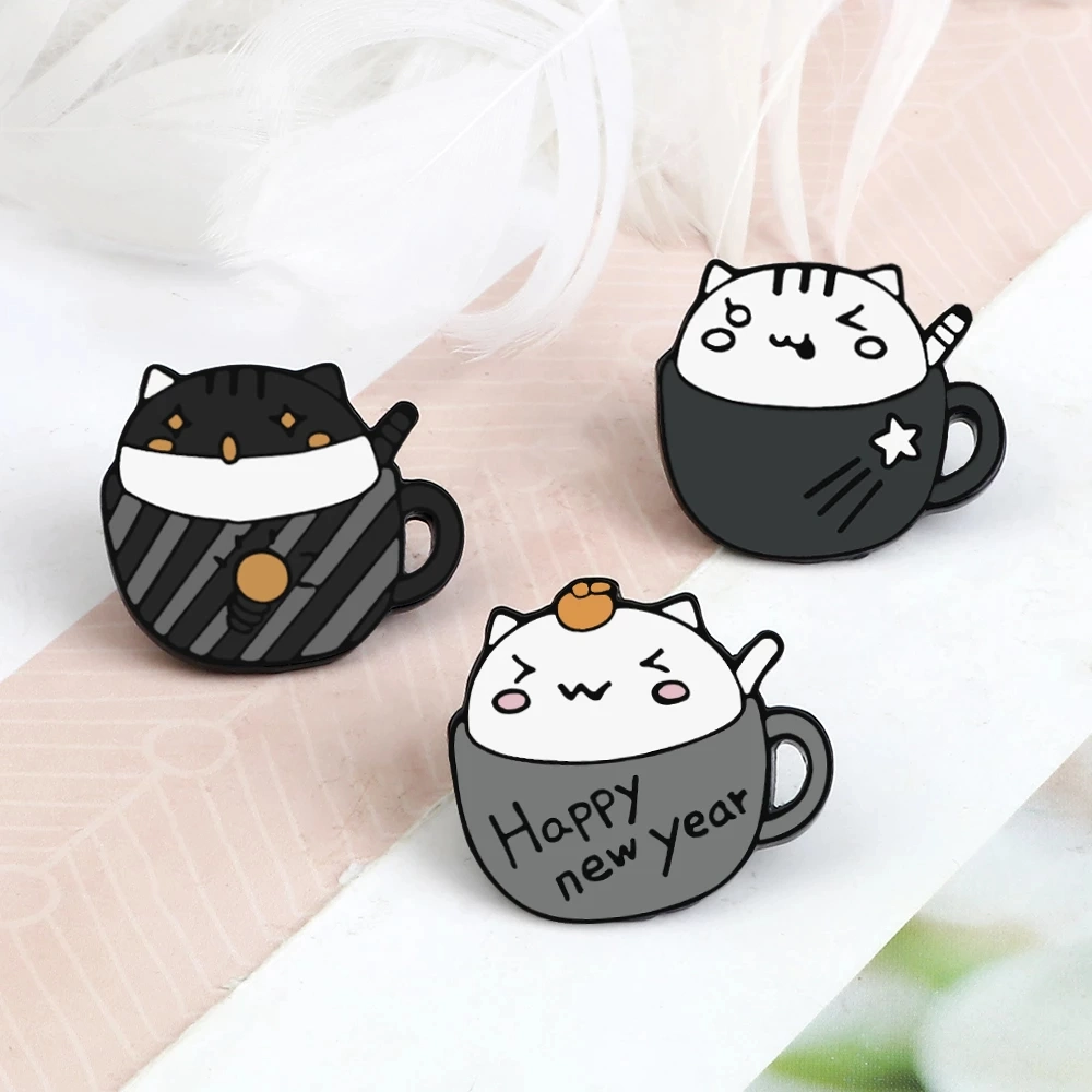 Amazon Heiße Verkauf Mode Design Hut Brosche Pins Revers Emaille Cute Cartoon Cat Metal Printing Interpol Münze V12 Zink-Legierung China Supplier Text Custom Badge