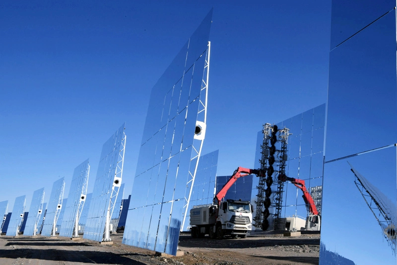 Veículo de limpeza de espelho térmico para Power Station fototérmica Solar fotovoltaica Carro de limpeza do espelho solar