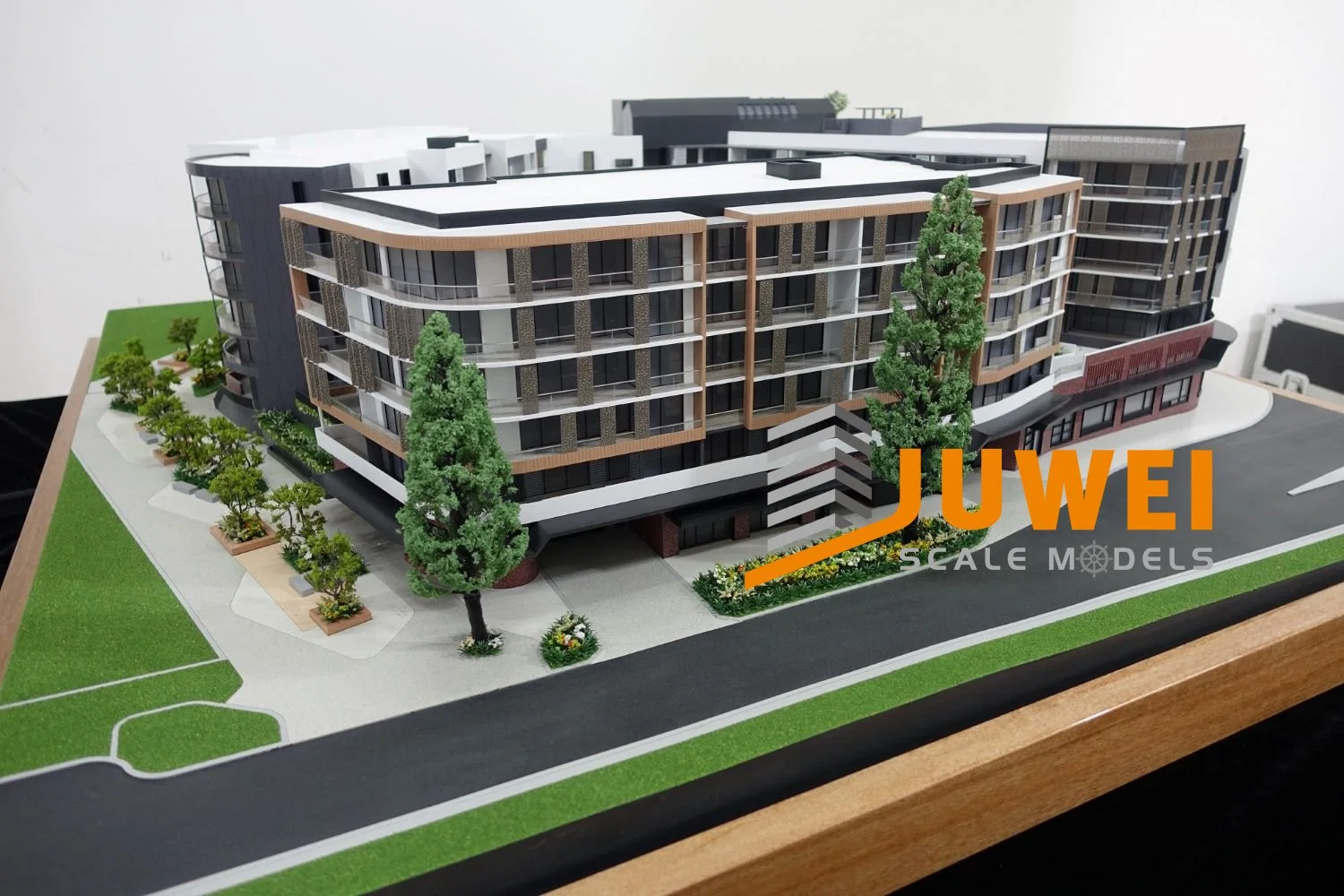 Architectural Scale Model Builder of Commercial Building with Wooden Base (JW-73)