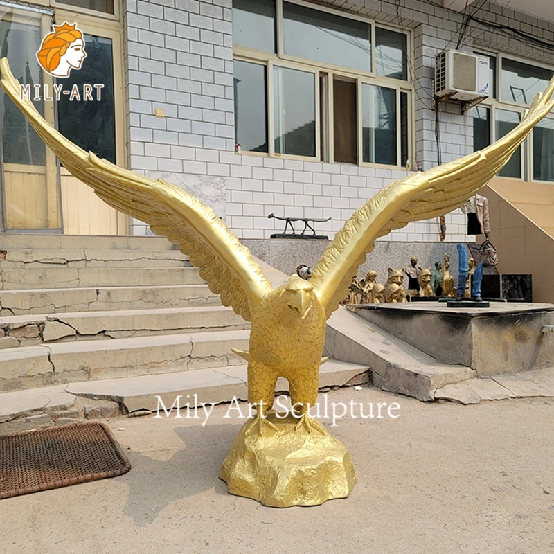 Sculpture de jardin moderne en laiton et bronze avec ailes déployées d'aigle - Artisanat métallique