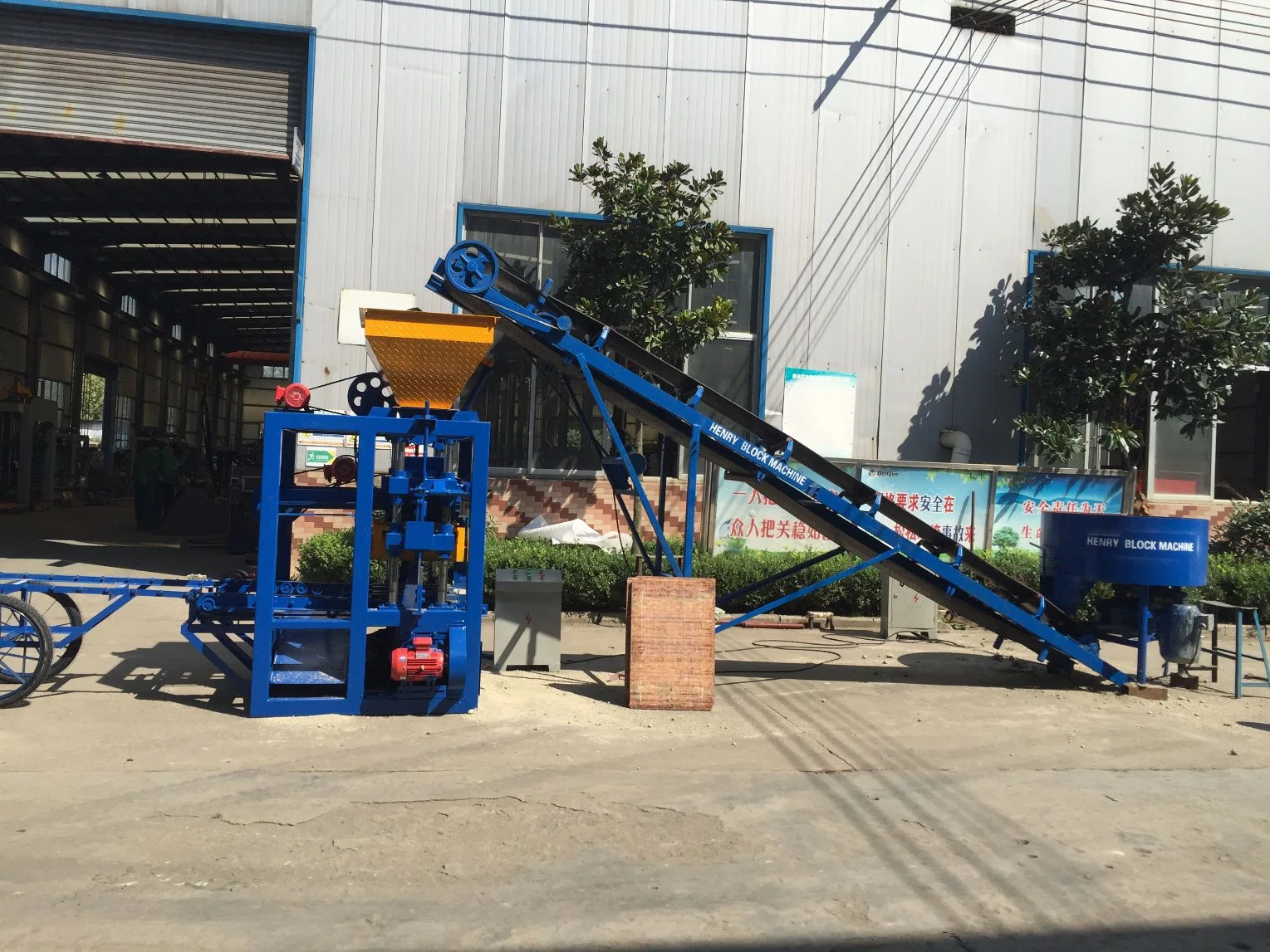 Qt4-24 Brick Making Machine, Can Make Hollow Brick,Make Curb Stone, Make Paver Brick, Make Concrete Brick,Make Cement Brick, Make Solid Brick for Wall Material