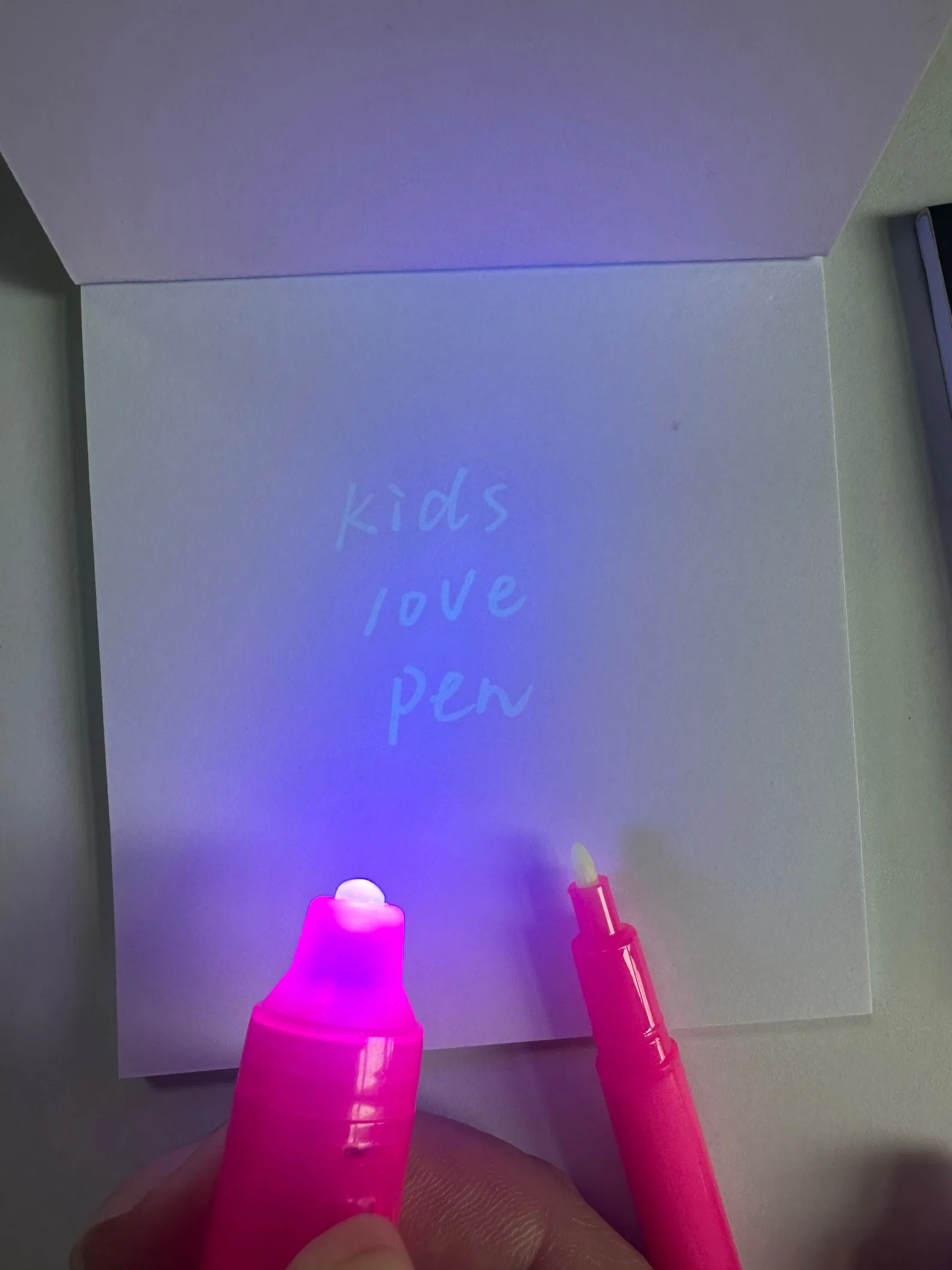 Qualidade superior de canetas de tinta invisível promocionais personalizadas com luz UV LED caneta esferográfica para a festa de aniversário de presentes para crianças