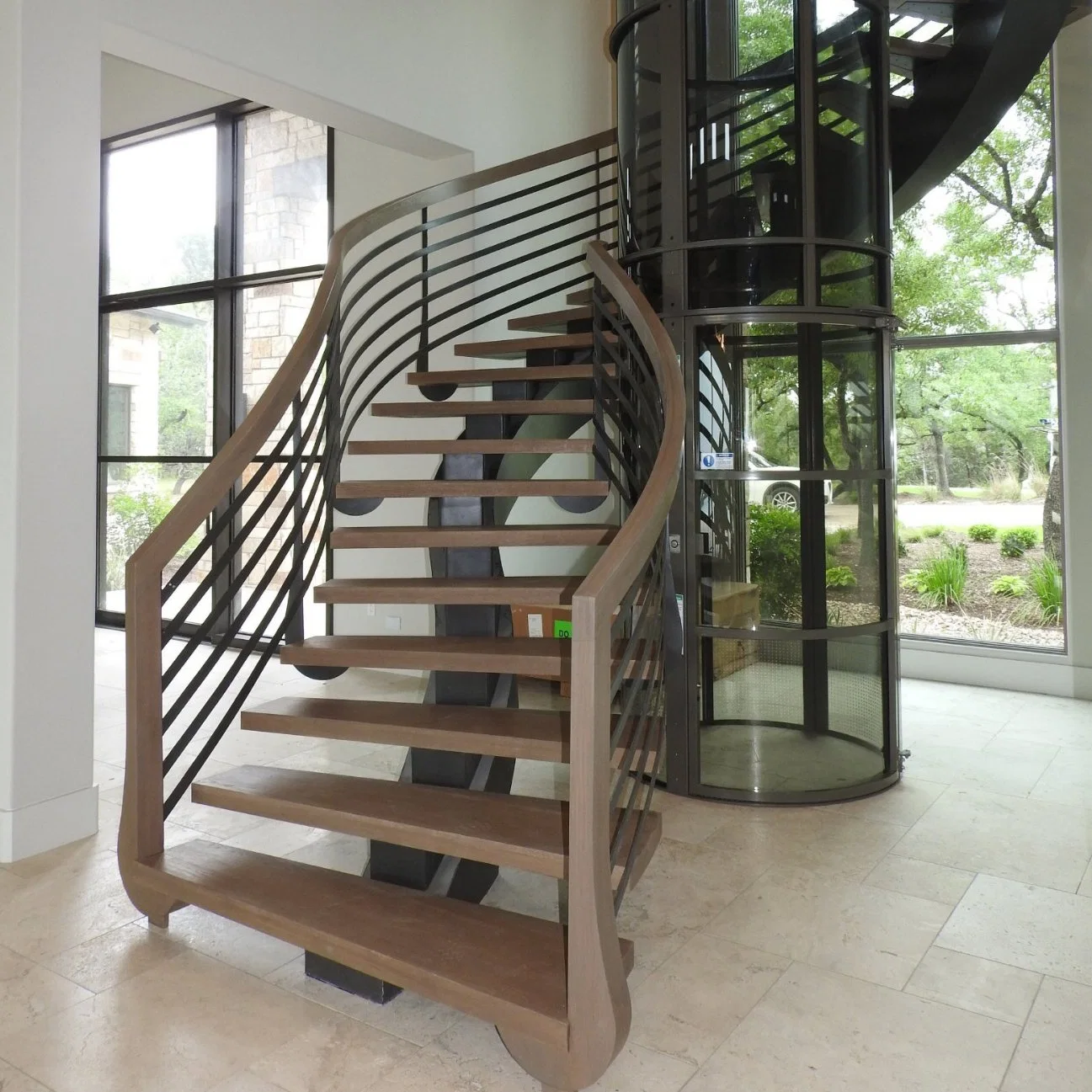 Escalera de polvo negro con patas de acero curvado Escaleras de madera Hierro fundido Diseño de barandillas de escalera