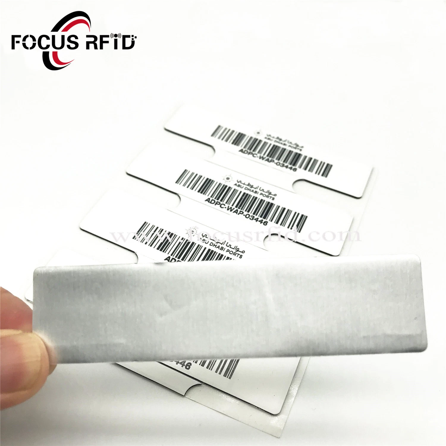 Étiquette RFID UHF flexible anti-métal pour les bouteilles métalliques et le suivi des actifs informatiques.