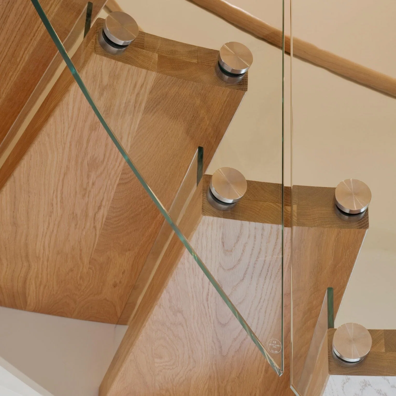 Safety and Stronger Powder Coated Carbon Steel Curved Stairs Beams with Interior Wood Tread Stairs Design for Indoor