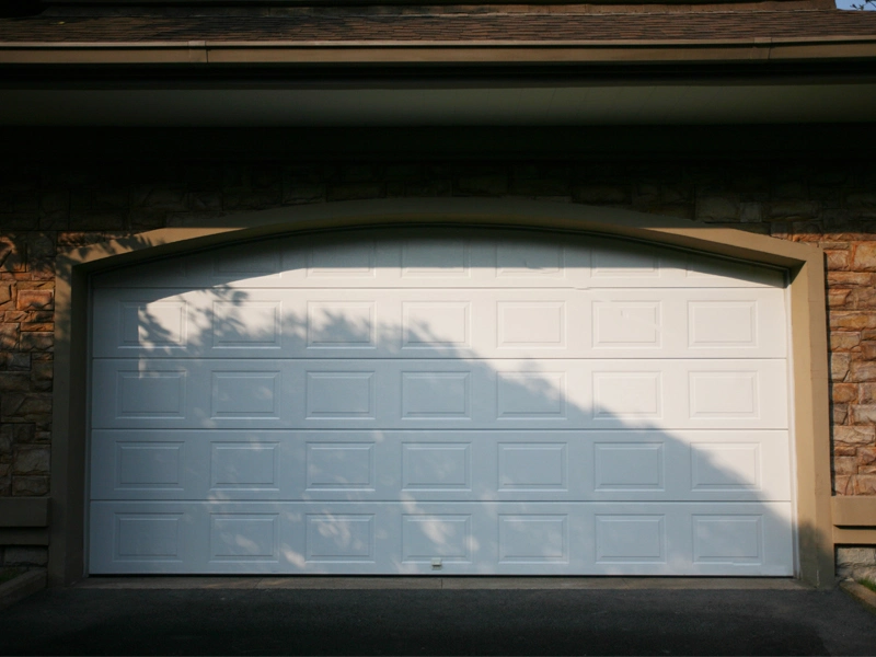 La Chine Fabricant blanc porte de garage sectionnelles résidentielles de l'Acier avec fenêtre