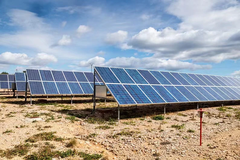 Le prix d'usine le moins cher pour les panneaux solaires PV de 410W 420W 450W 500W 540W 550W Jinko Trina Canadian Ja Longi Yingli pour le système d'énergie solaire.