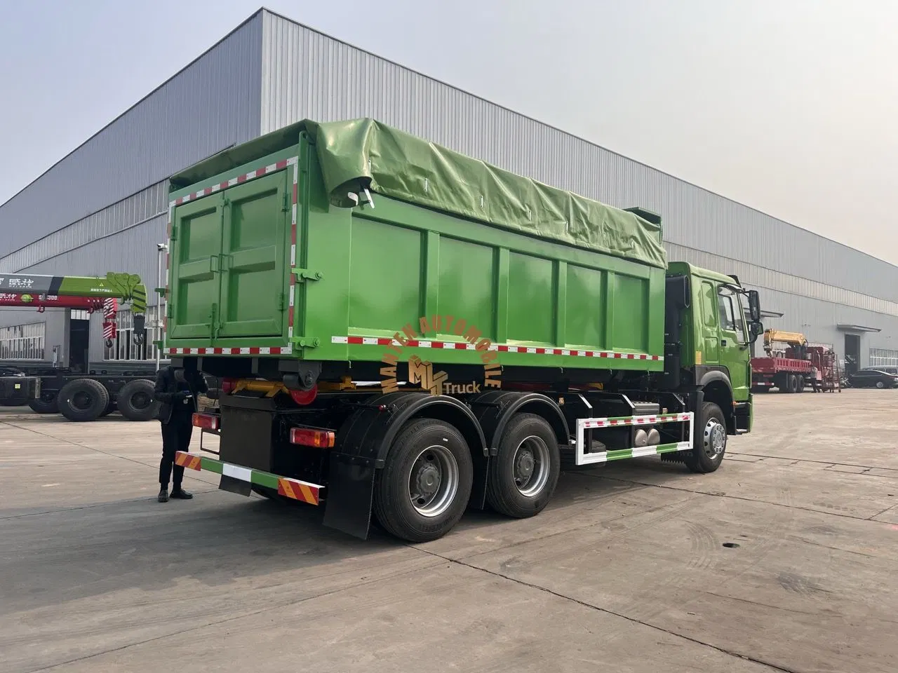 HOWO 18m3 Roll Arm Container Garbage Truck with Dump Body Garbage Tank for Transport Dry Garbage Truck