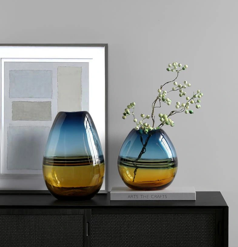 Vase en verre soufflé artificiel coloré, créatif et unique en forme de verre avec un fond épais, décoration d'intérieur et ameublement.