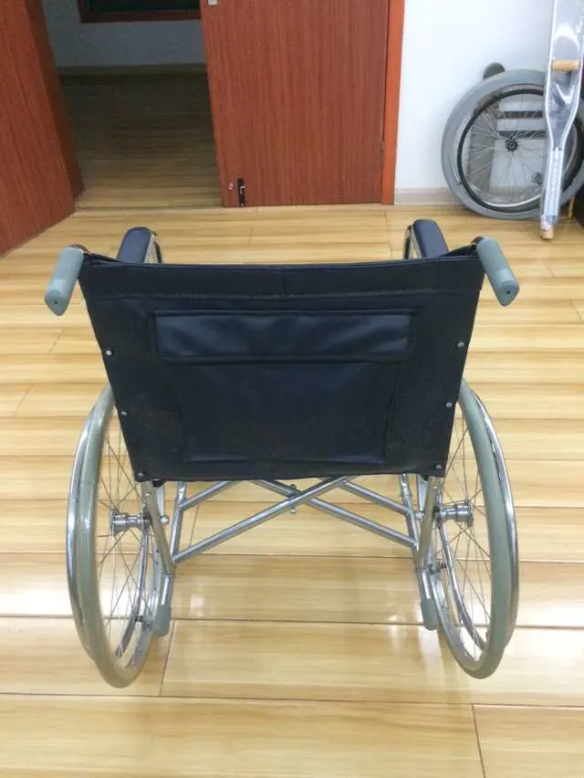 Fauteuil roulant à bande de commodes à pneus pleins à roues arrière MAG