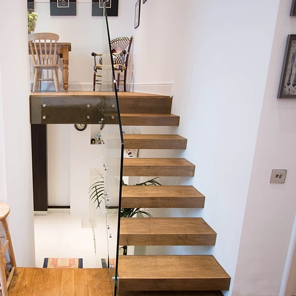 Fácil de instalar el ahorro de espacio interior peldaños de escalera de vidrio pasamanos moderno diseño de escaleras Escalera flotante de acero ocultas LED Stringer escaleras de madera