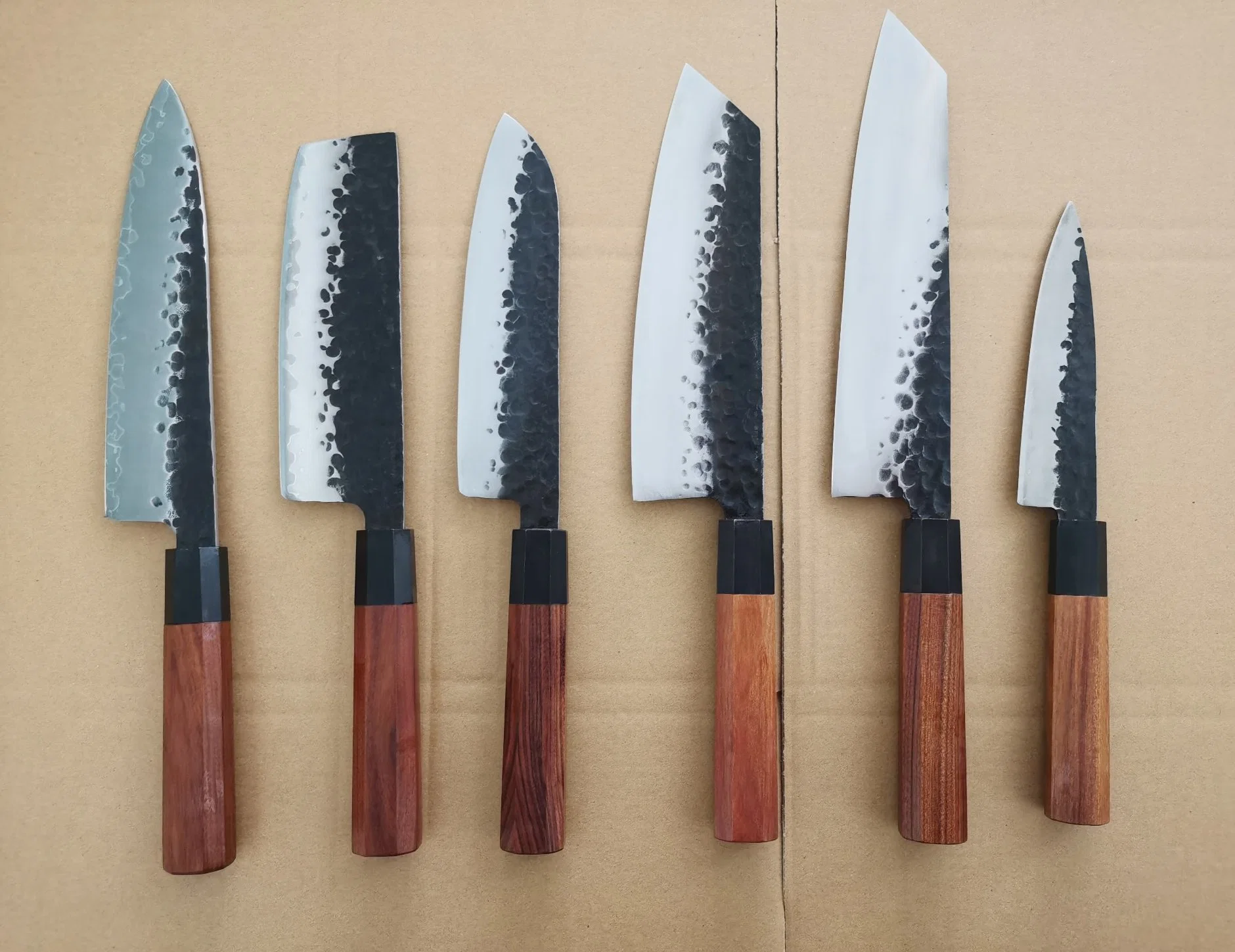 Couteau à motif martelé forgé à la main/Ensemble de couteaux de cuisine de style japonais avec manche en bois de rose (SE-6522)