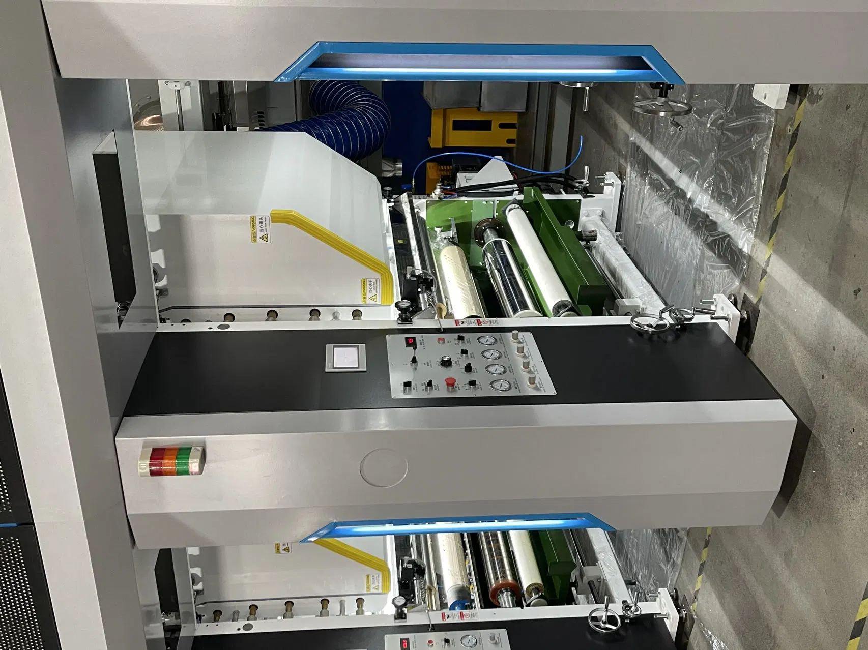 Swafm-1050 entièrement automatique du papier thermique plastificateur Film Machine de contrecollage avec réceptacle