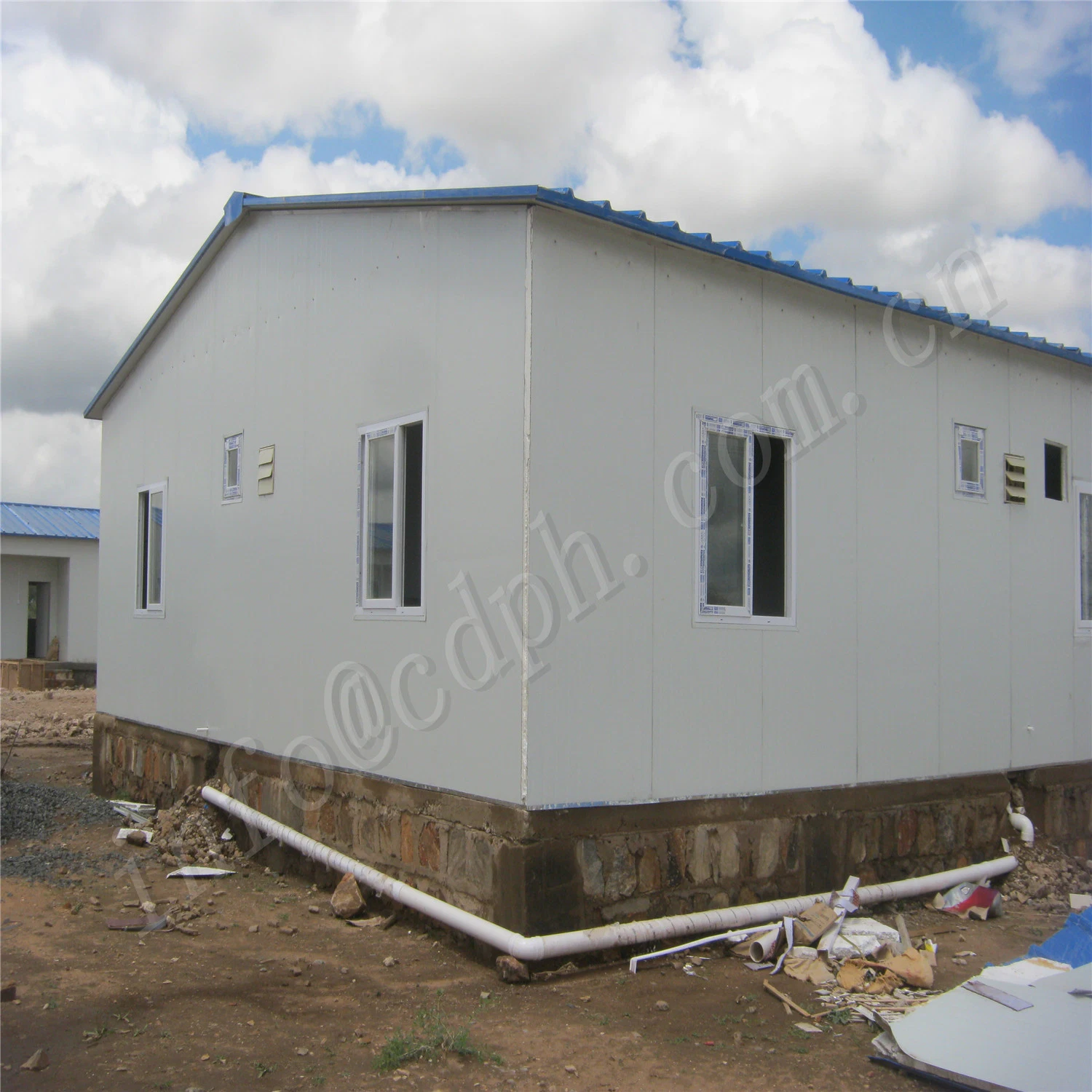 Prefabricated Building with Solid Structure and Insulated Panels