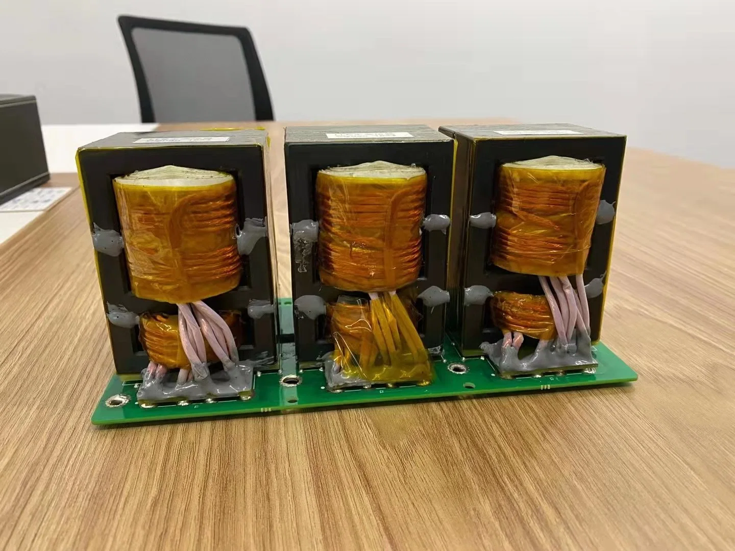 Instrument médical EE EI noyau de ferrite monophasé haute fréquence Alimentation électrique principale Commutation électrique transformateur de courant en mode de rappel Prix