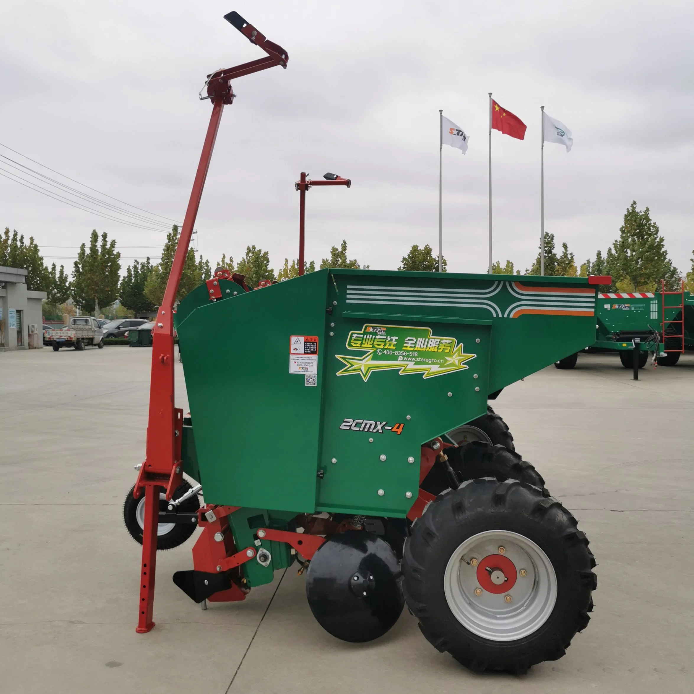 Amplia zona de trabajo Federación de alta complejidad el tractor montado 4 de crestas de la sembradora de papa con el fertilizante