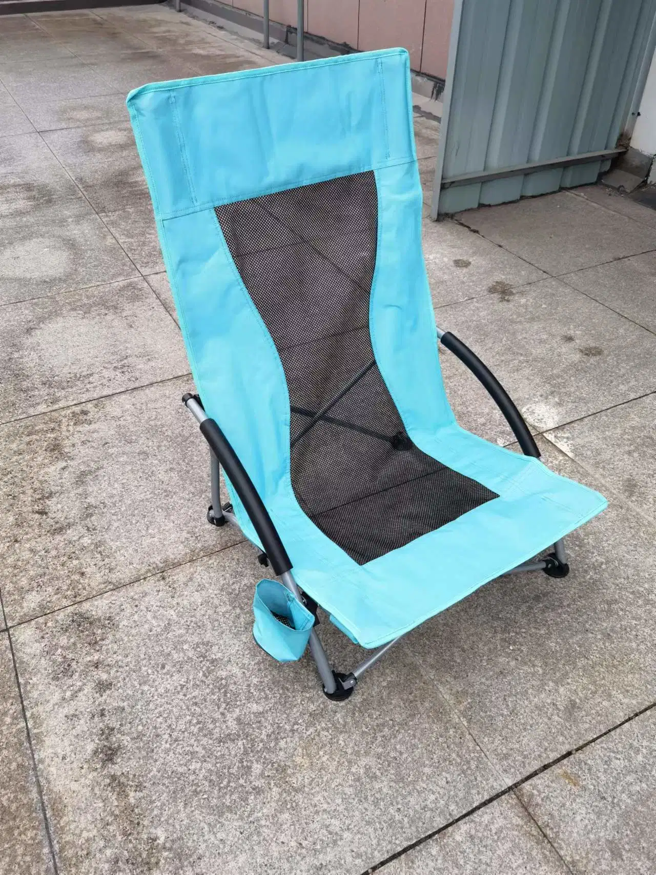 Cadeira dobrável de praia em aço com tecido.