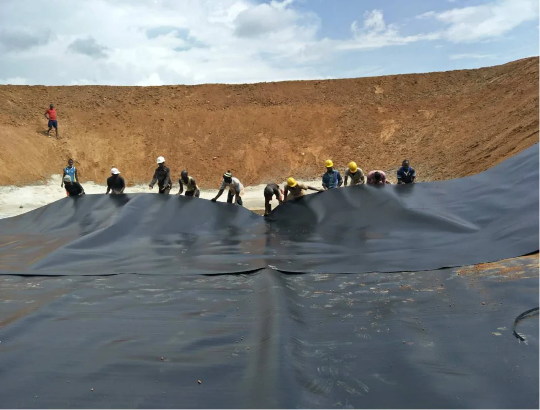 Rollo de papel + Geotextil tejido resistencia al desgarro Inno material de construcción Geomembrana