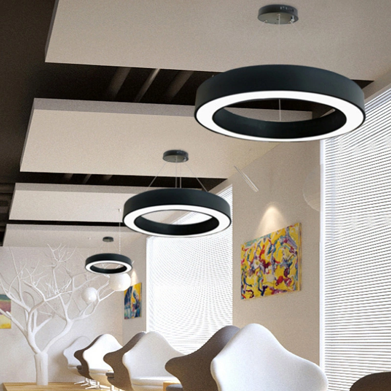 Lampe suspendue moderne en cercle rond à LED pour salle de sport.