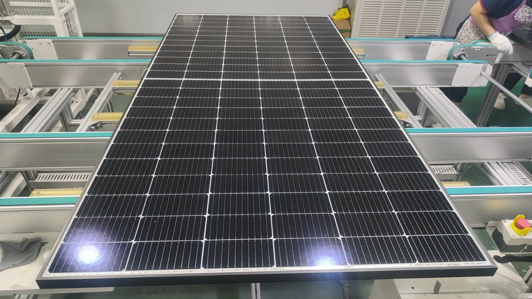 TUV, CE, SGS 132 Half Cell Poly PV Black Polycrystalline Module Solar Energy Power Panel with 30 Years Warranty