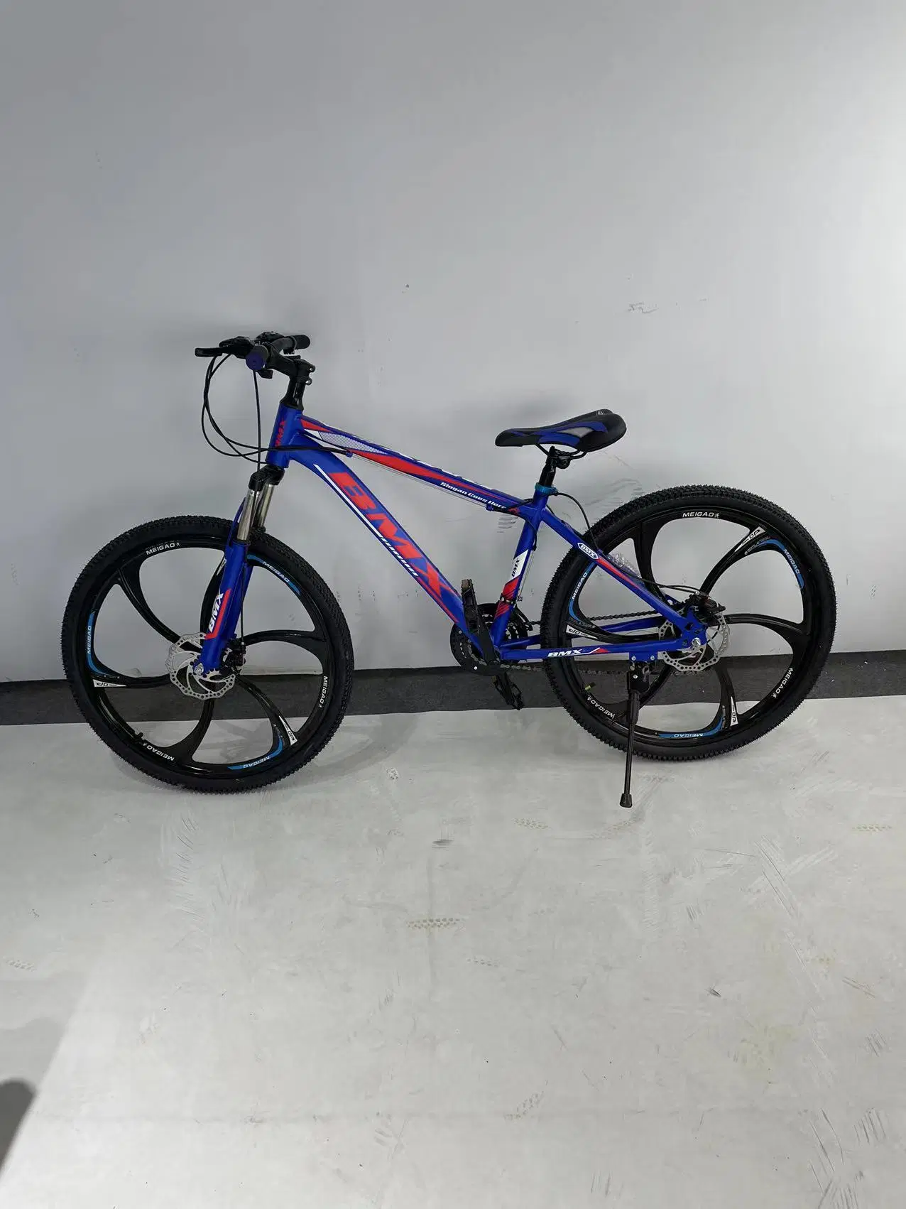 Vélo de montagne pour adultes de 26 pouces avec dérailleur Shimano, frein à disque, fourche à suspension, personnalisable par le fabricant.