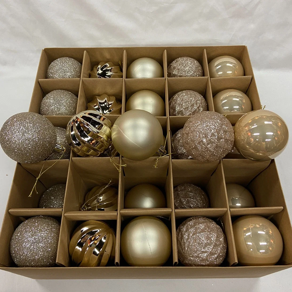 2,36 pouces 30PCS Ensembles de boules de Noël en plastique incassables avec floquage Matt Light Glitter Bauble Ornament Hanging Tree Decor