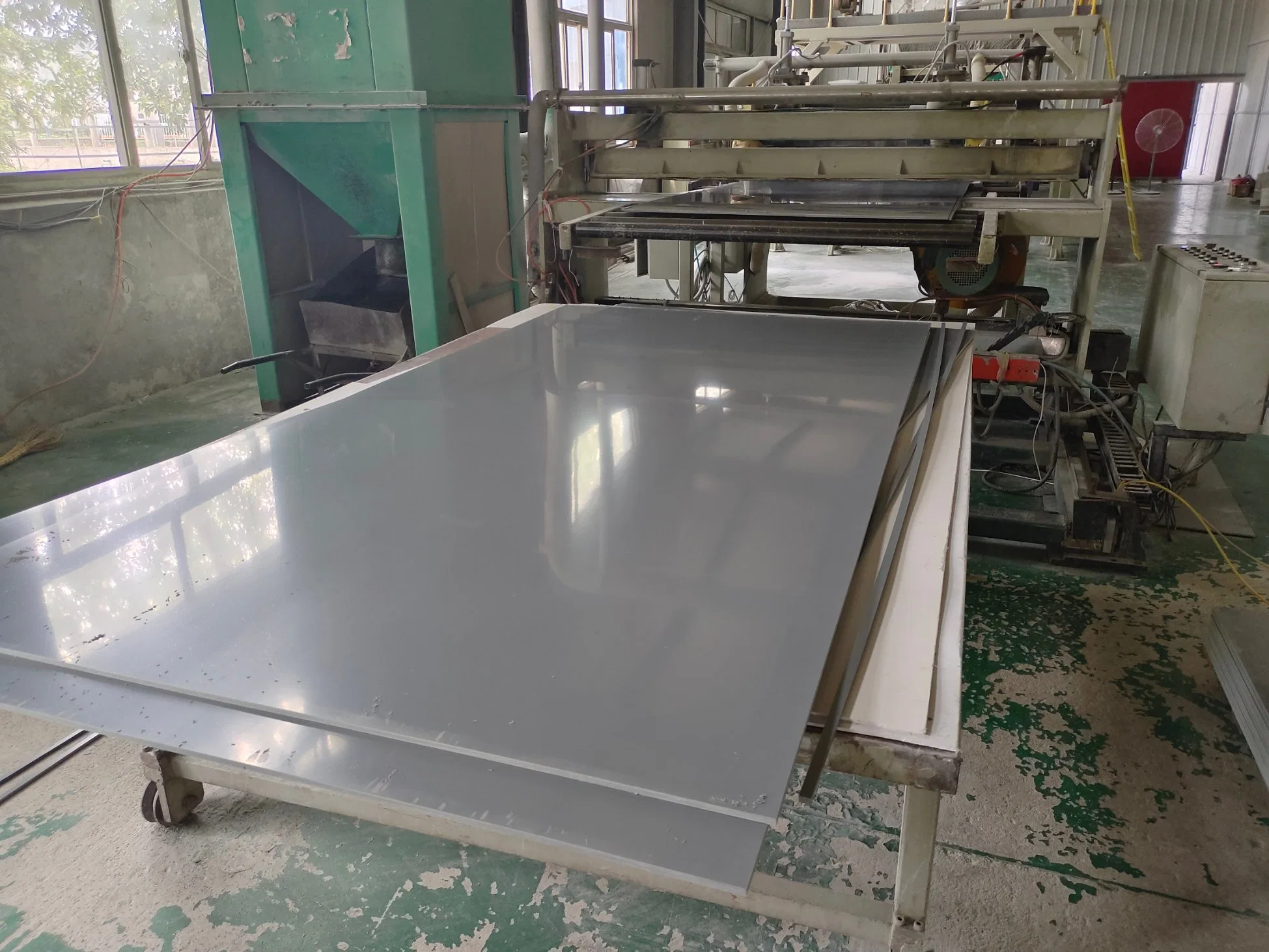 Supply 10mm, 12mm, 15mm Thick PVC Gray Hard Board for Pig Farms