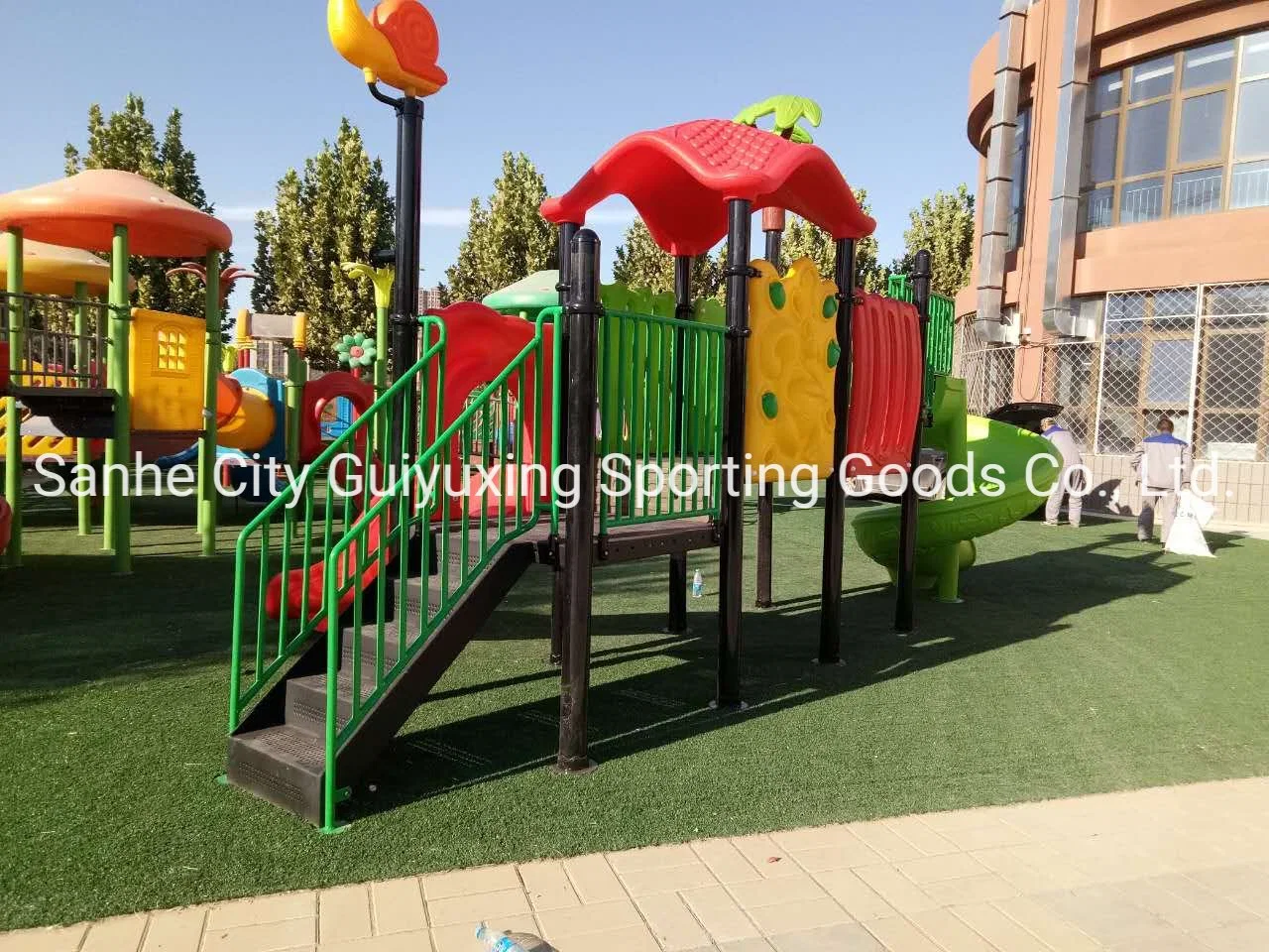 El parque al aire libre el equipo de entretenimiento para niños