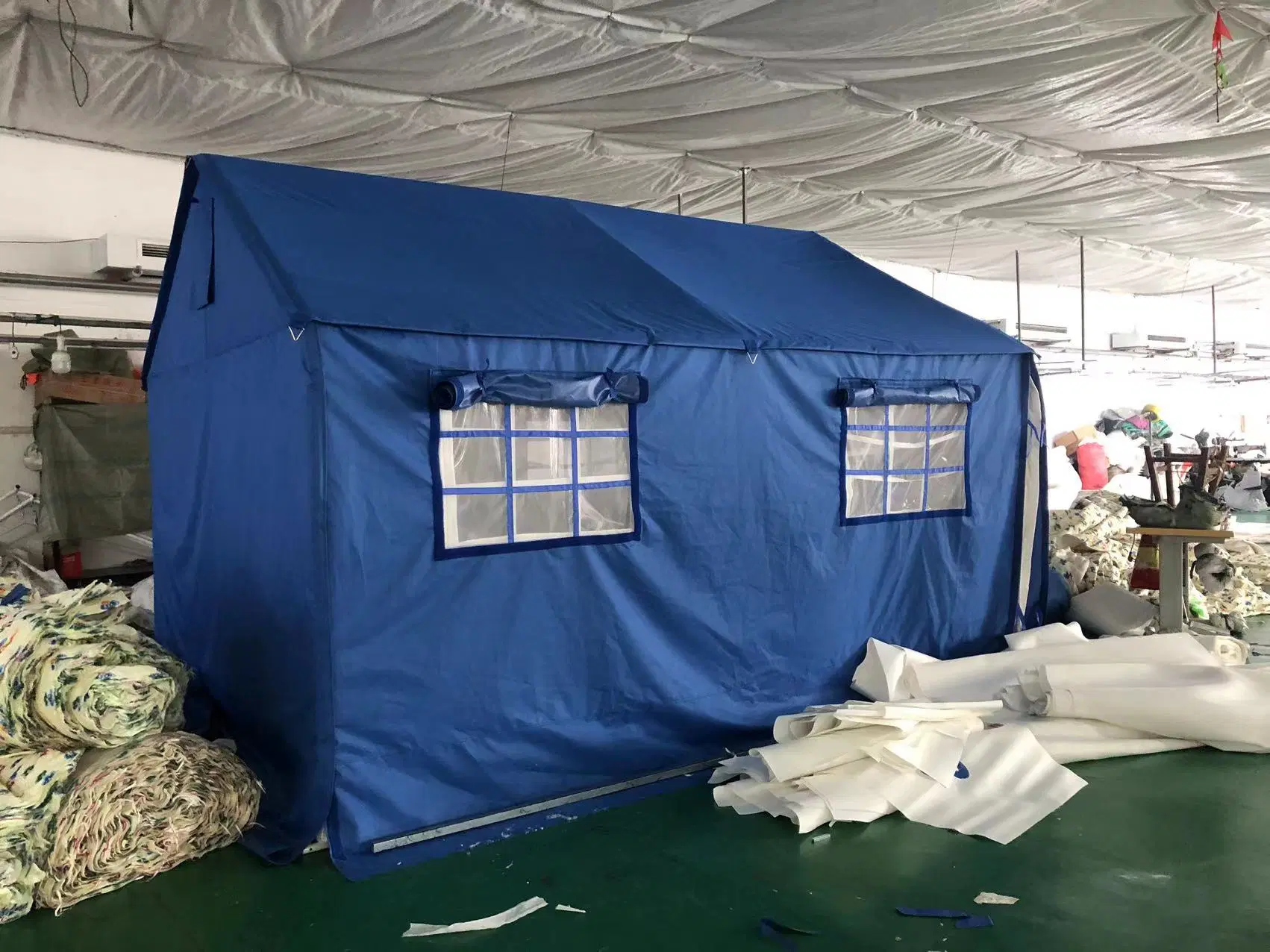 China Ayuda de emergencia las tiendas de campaña de invierno impiden la invasión de mosquitos Resistente al agua y a la lluvia carpas de alto rendimiento cama de alivio Tent 4 Carpas