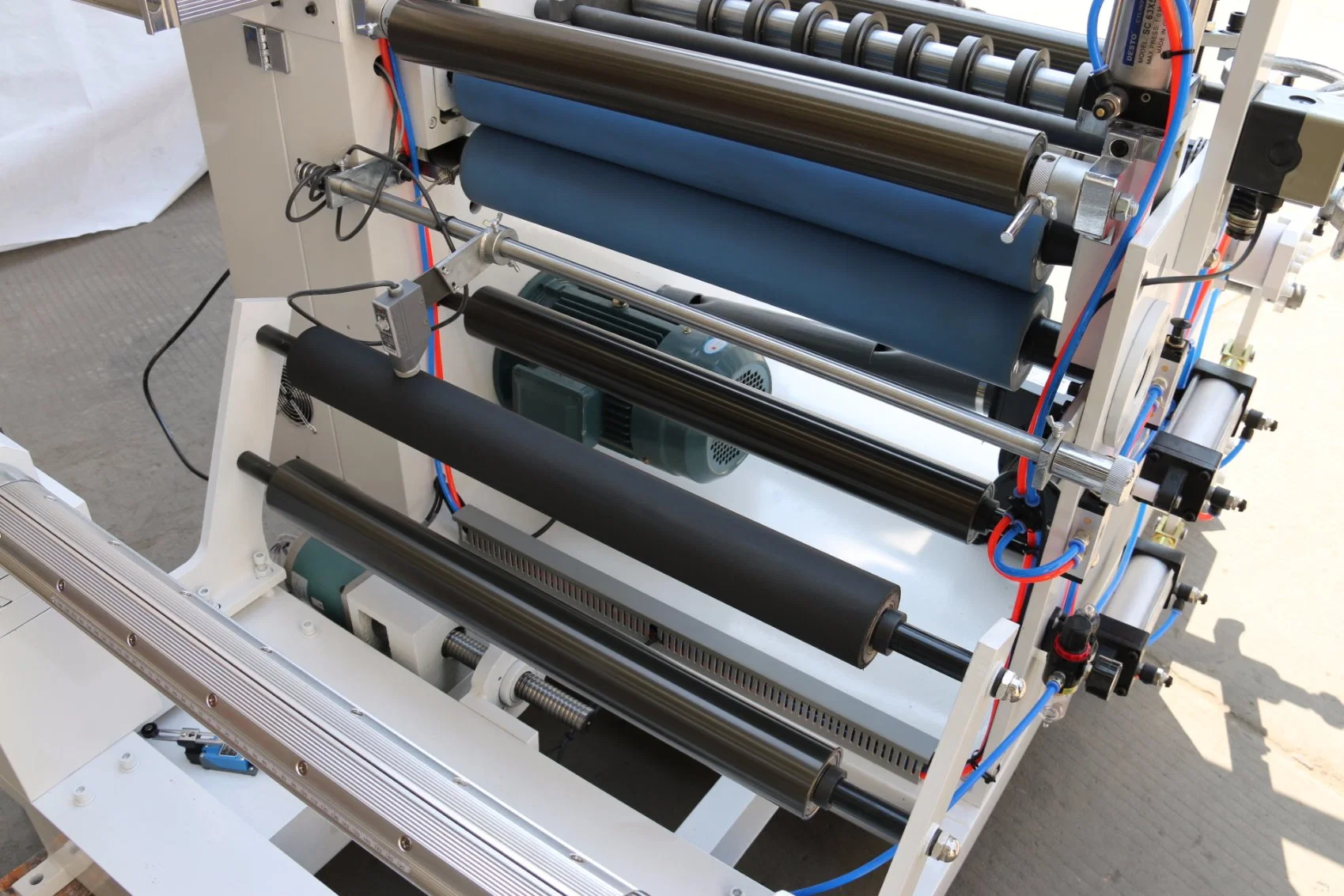 Machine de découpe et de rembobinage automatique de film en rouleau contrôlée par PLC industriel